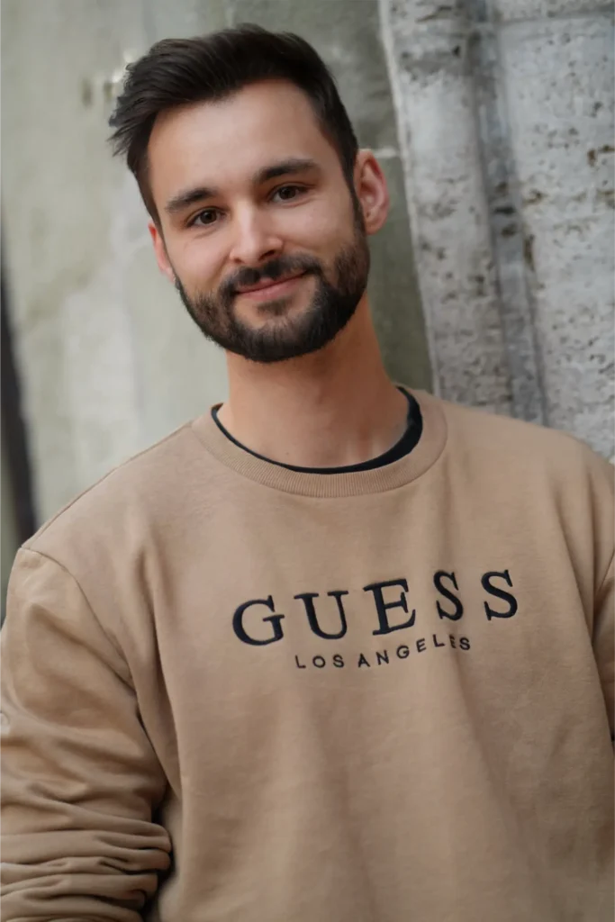 Tim Sickinger Portraitfoto mit Guess Pullover